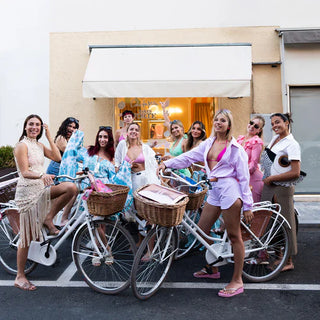 immagine che mostra tutte le ragazze che hanno partecipato con Rue des Mille all'evento di Forte dei Marmi davanti alla boutique con le biciclette