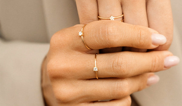 Come Scegliere un Anello da Regalare Insieme all’Anello di Fidanzamento tra gli Anelli di Rue des Mille