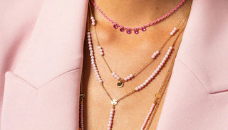 collane mixate per la festa della mamma sul collo di una ragazza