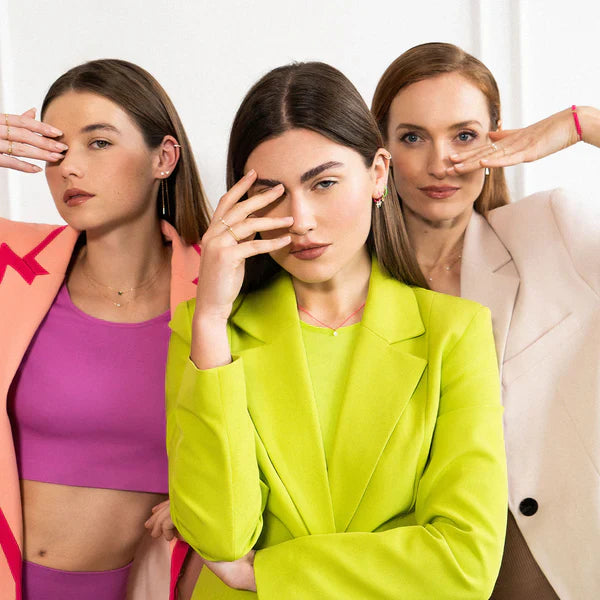 modelle indossano gioielli etici di alta qualità