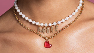 Scopri le migliori idee regalo per San Valentino 2026: gioielli romantici, idee originali e proposte per coppie. Sorprendi con il regalo perfetto.