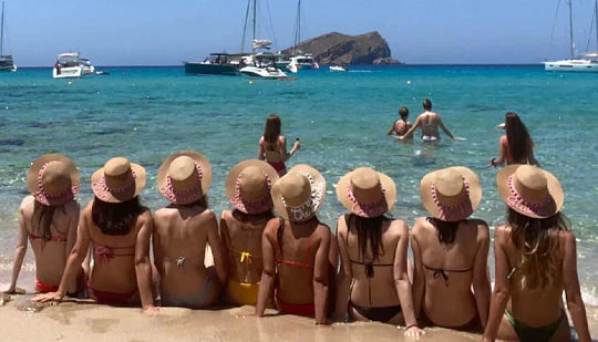 un gruppo di amiche in vacanza per addio al nubilato con Gioielli Rue des Mille