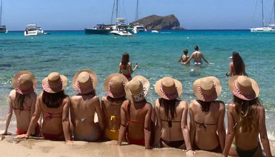 un gruppo di amiche in vacanza per addio al nubilato con Gioielli Rue des Mille