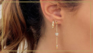 un mix e match di orecchini diversi che suggeriamo per abbinamenti creativi