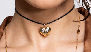 esempio fotografico di un gioiello Rue des Mille che puoi realizzare con personalizzazione delle iniziali del tuo nome e cognome