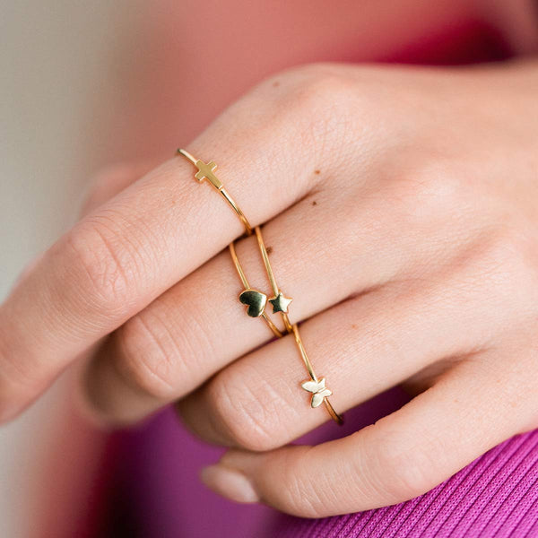 indovinare o prendere di nascosto a mano la misura di un anello per fare un regalo