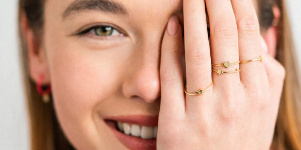 consigli su come pulire gioielli in oro 18kt indossati come gli anelli nell'immagine