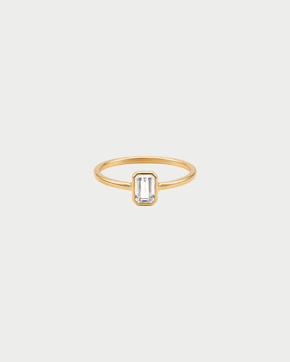 Anillo solitario con corte esmeralda
