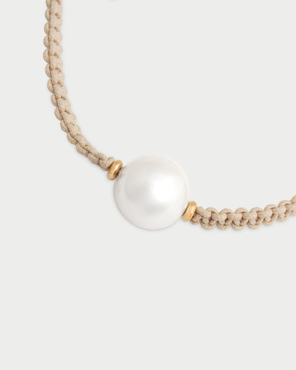 Pulsera scooby-doo beige y perla central - WHITESIDE