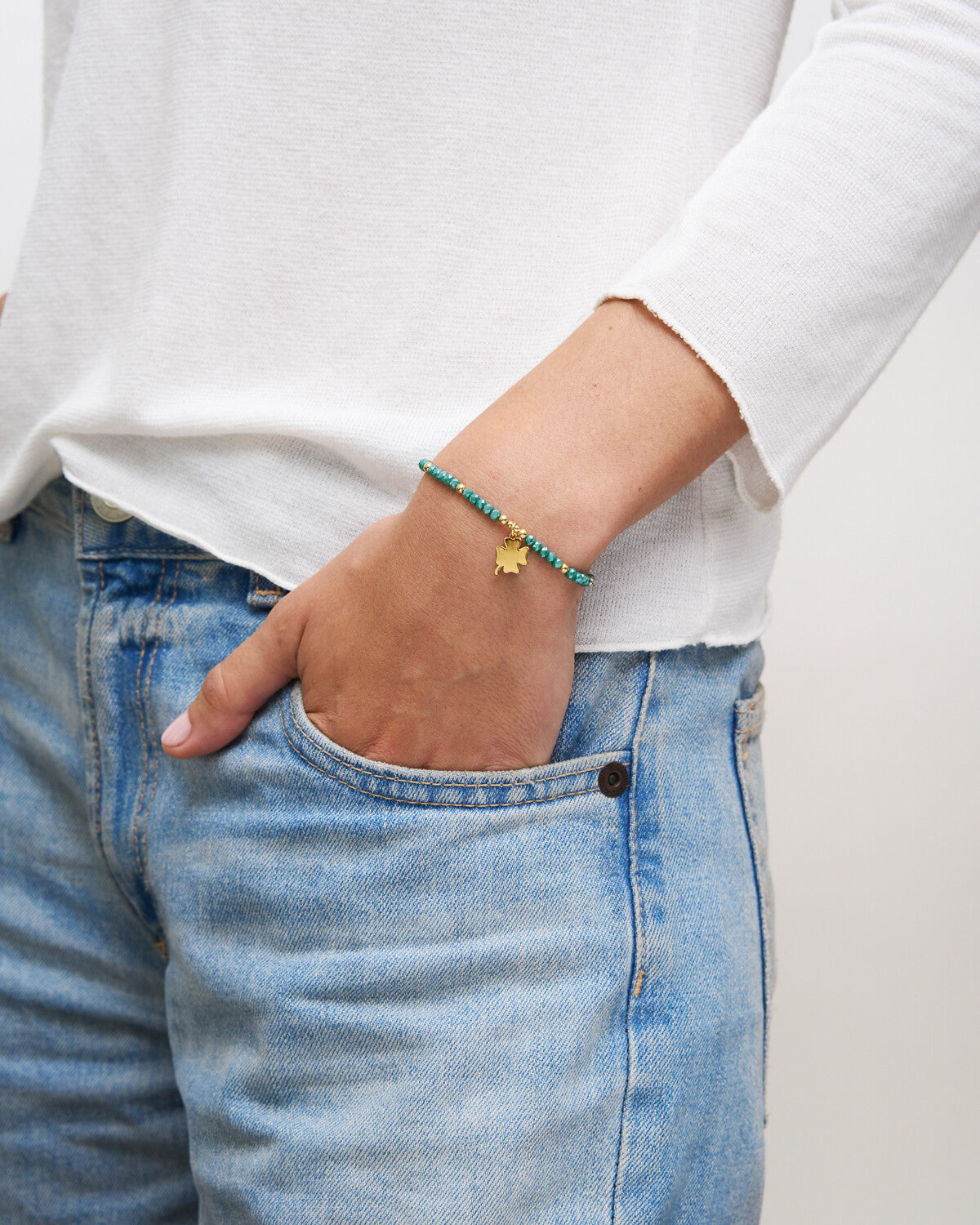 Bracciale elastico micro pietre e ciondolo quadrifoglio