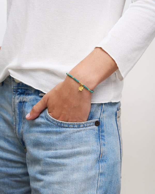 Pulsera elástica con micro piedras y colgante trébol de cuatro hojas