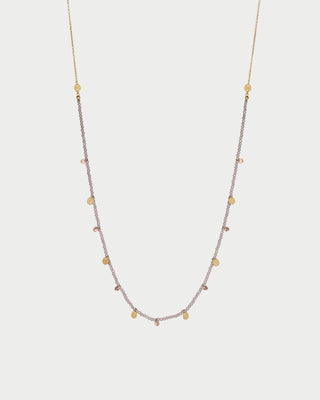 Collar con pepitas de circón lechoso y medallas