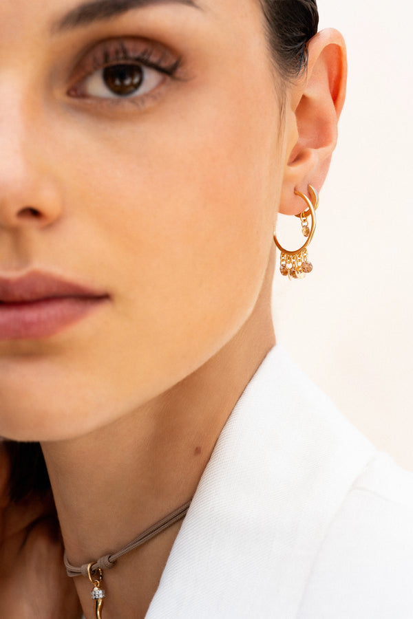 Pendiente de aro único con circonitas y medallas colgantes