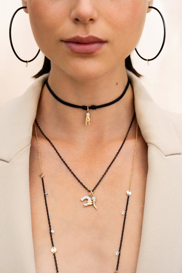 Collar de cadena pintada, circonitas y medallas