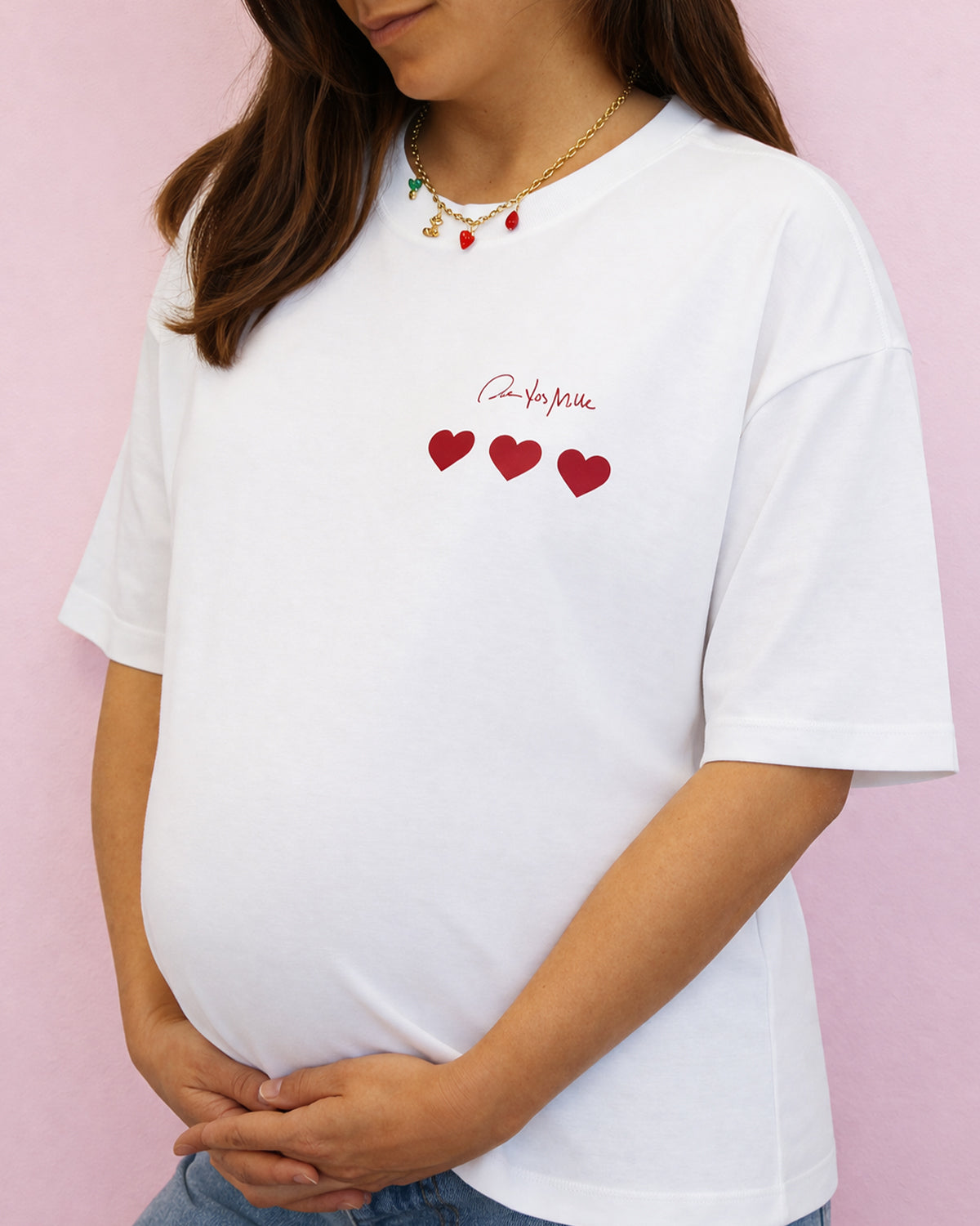 modella incinta indossa t-shirt per la festa della mamma e girocollo con quattro charm