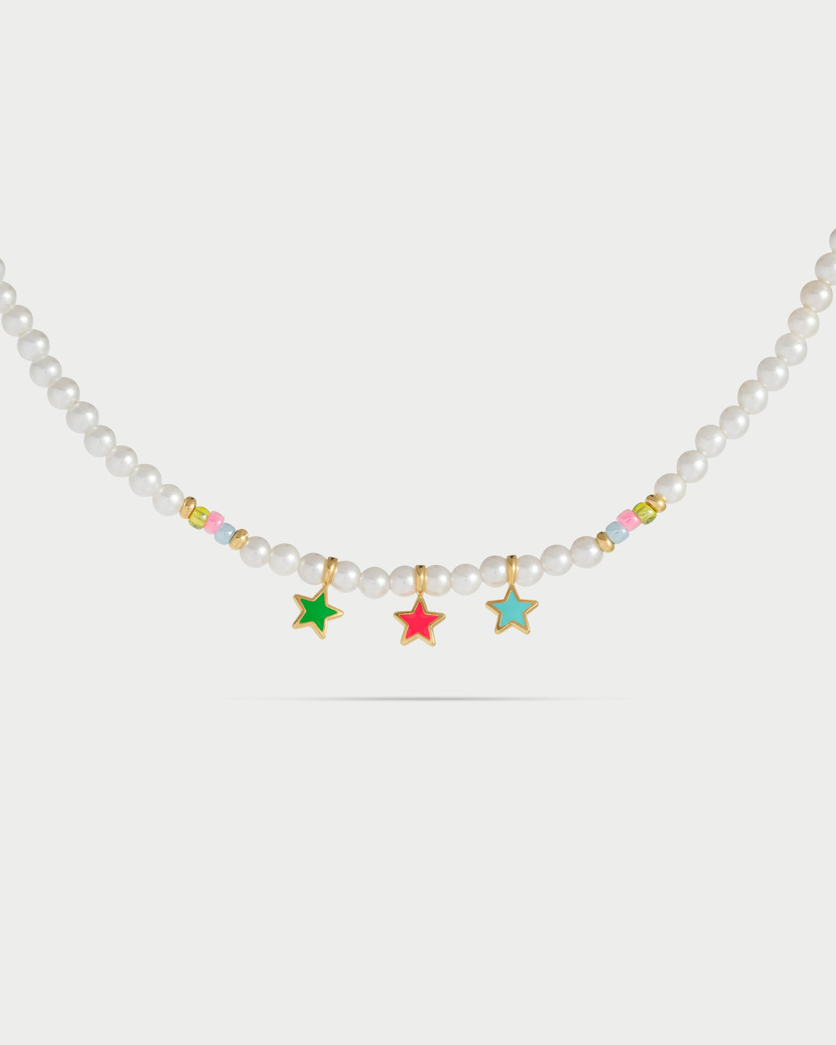 Gargantilla elástica con perlas y tres estrellas esmaltadas - ColorFUN