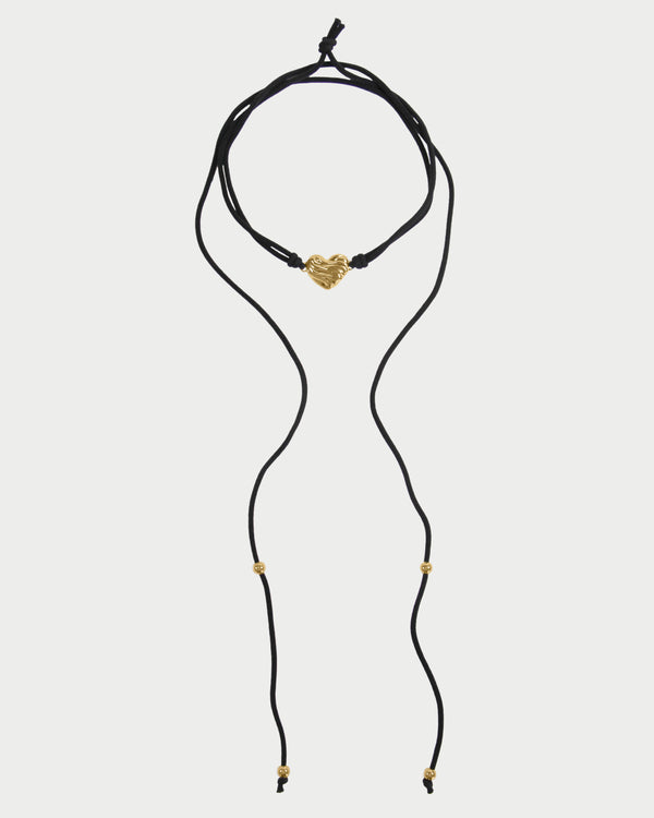 Gargantilla tejida con corazón pequeño y llamativo