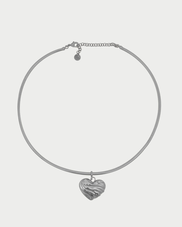 Gargantilla rígida con corazón pequeño y llamativo