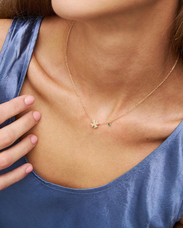 Gargantilla trébol de cuatro hojas y punto de luz