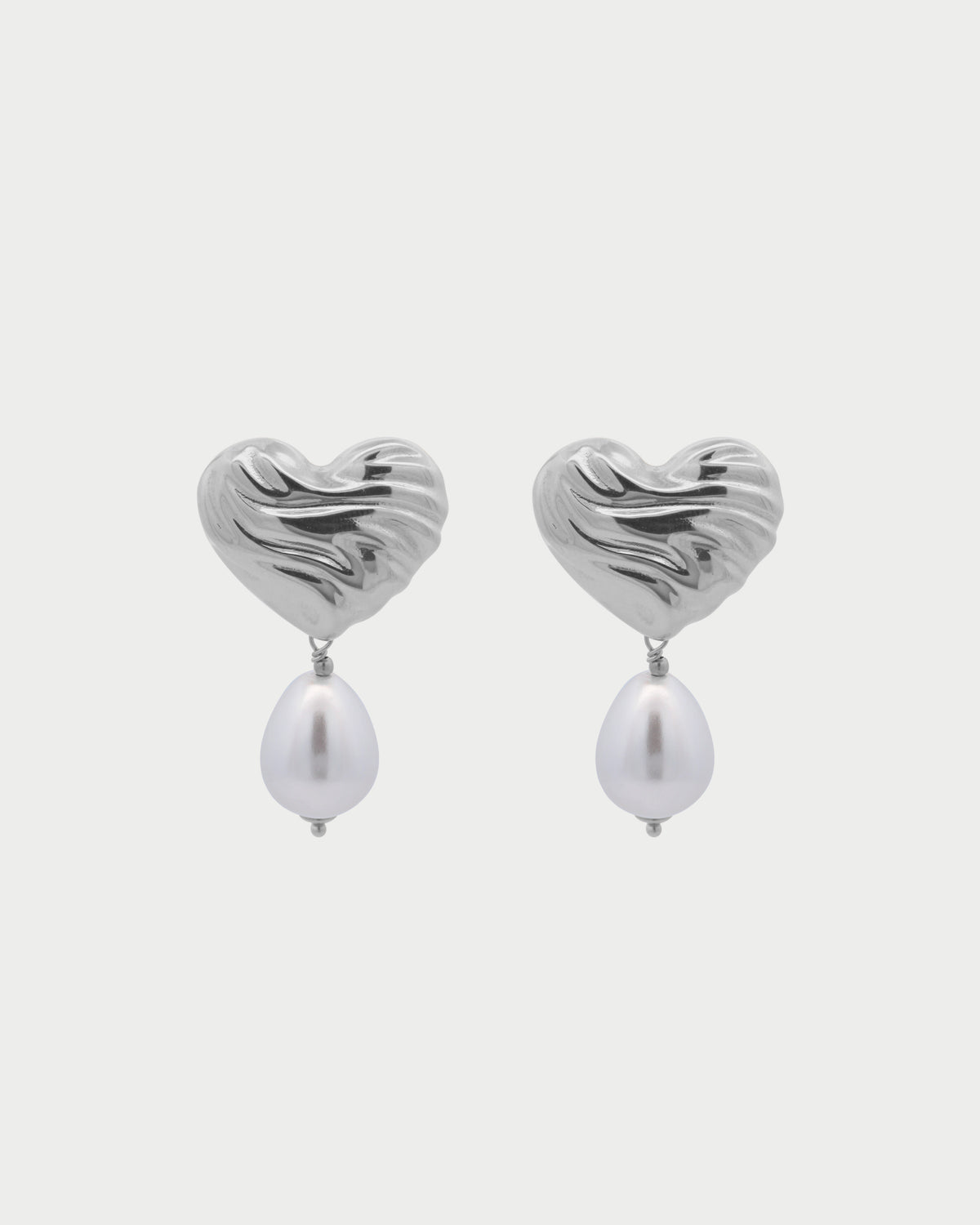 Par de pendientes de corazón de perlas llamativas