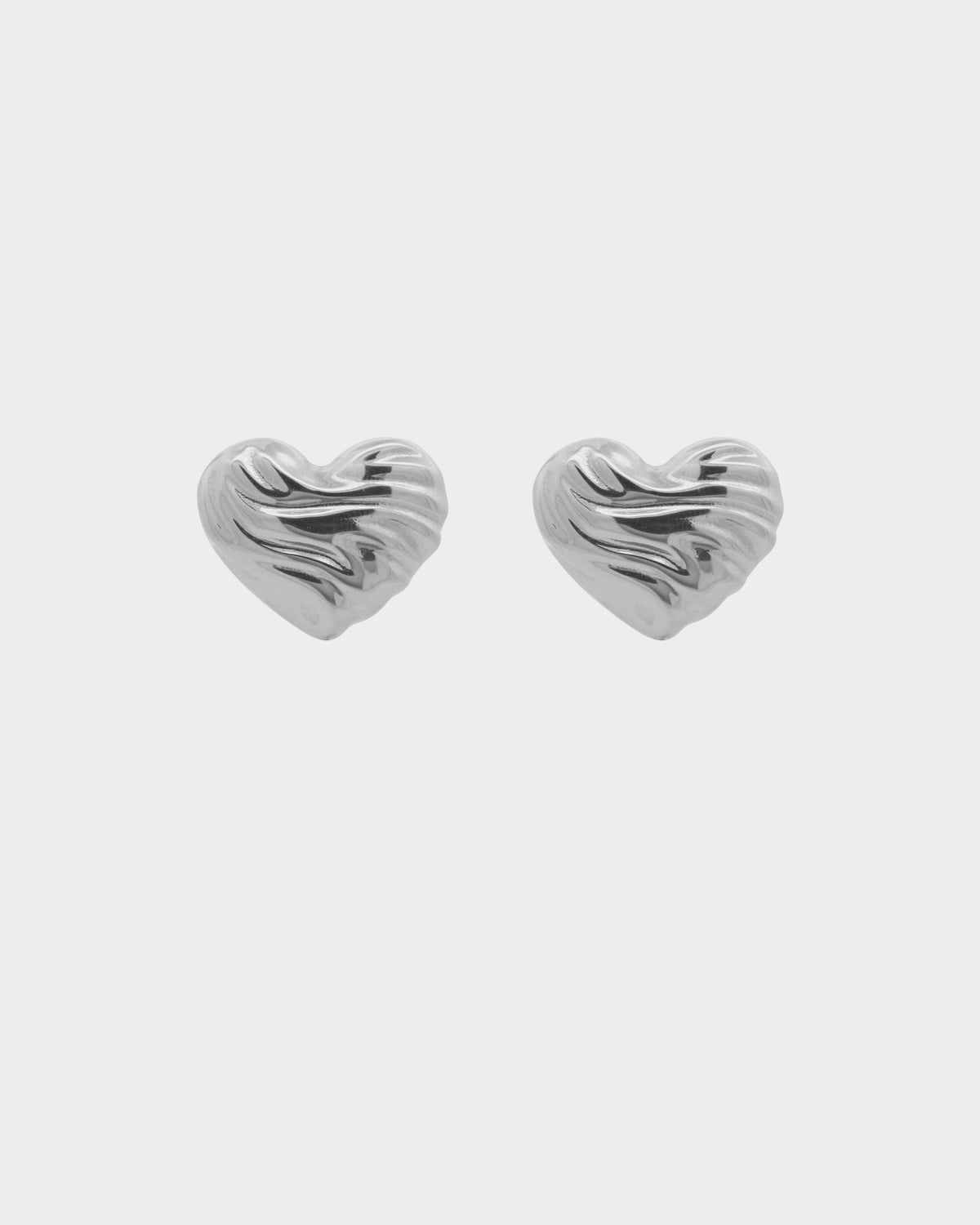 Par de pendientes de corazón pequeño y llamativo
