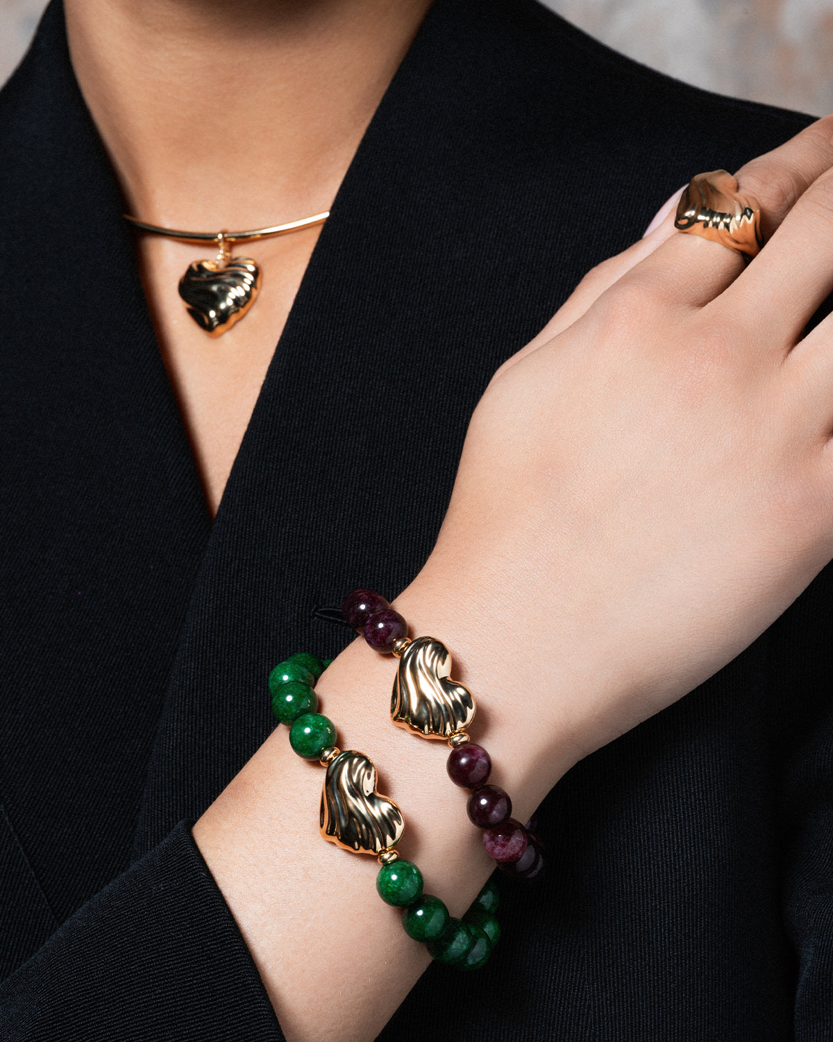 Pulsera de jade burdeos con corazón llamativo