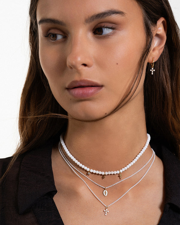 Gargantilla elástica con base de ágata blanca