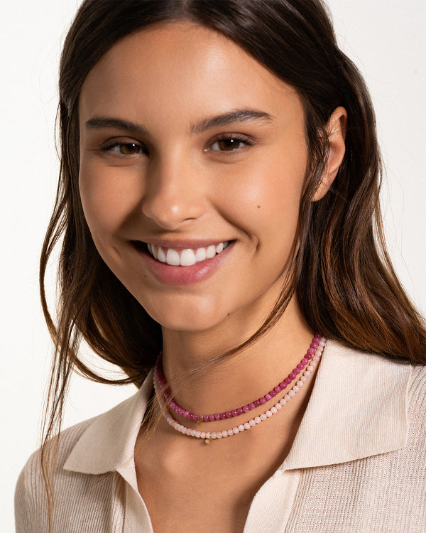 Gargantilla elástica con base de jade rosa intenso