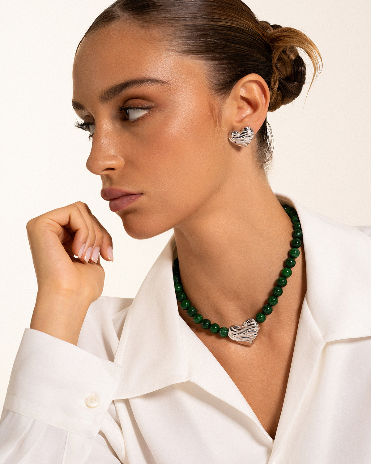Gargantilla audaz con forma de corazón de jade verde