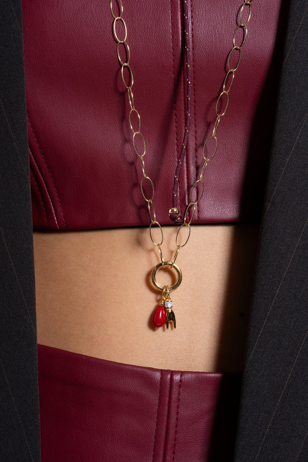 Amuleto de cuerno de mano