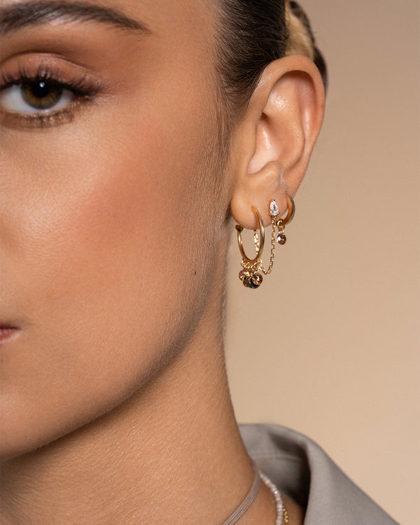 Mono-orecchino hoop zirconi e medaglie pendenti