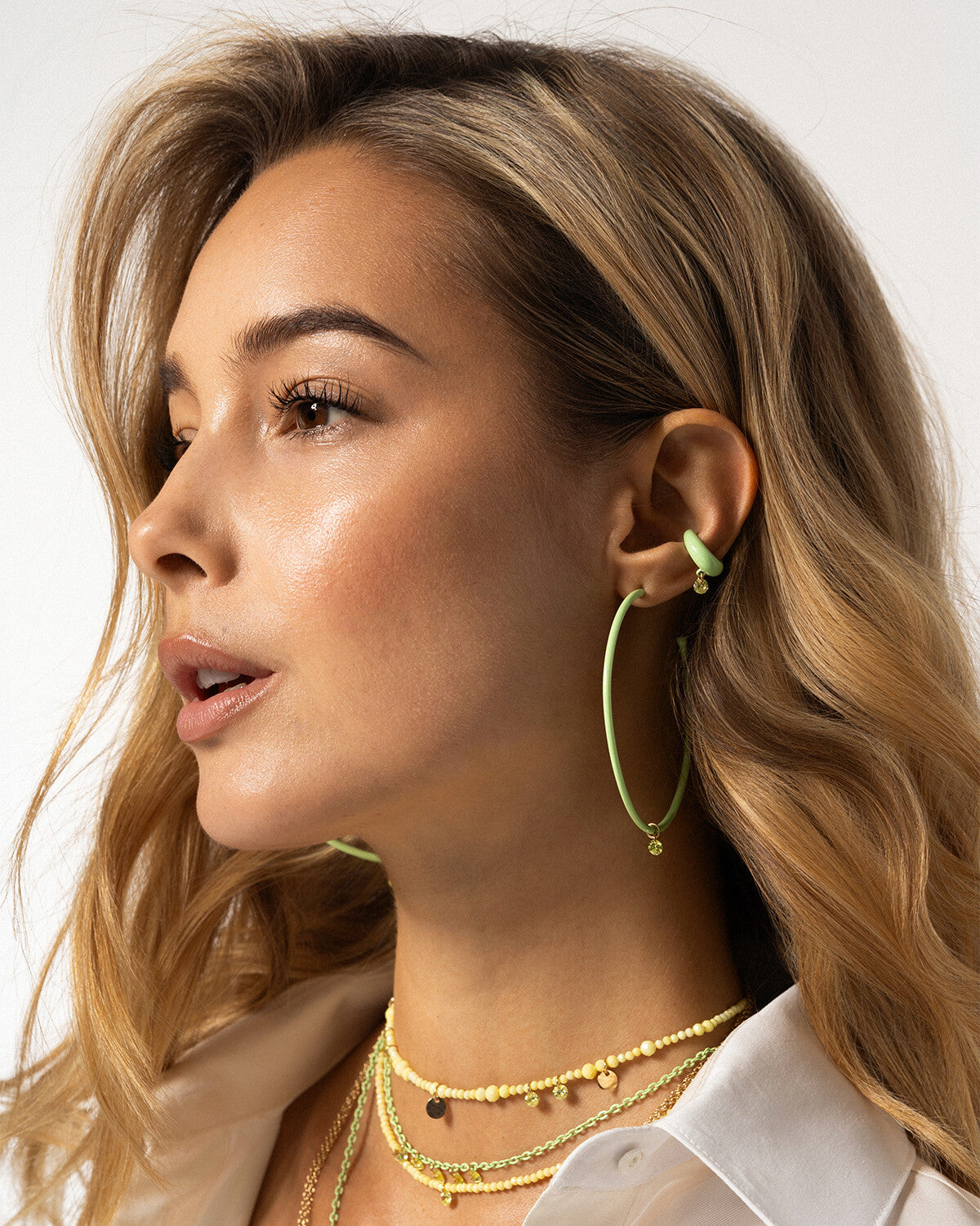 Enamelled earcuff with colored zirconia