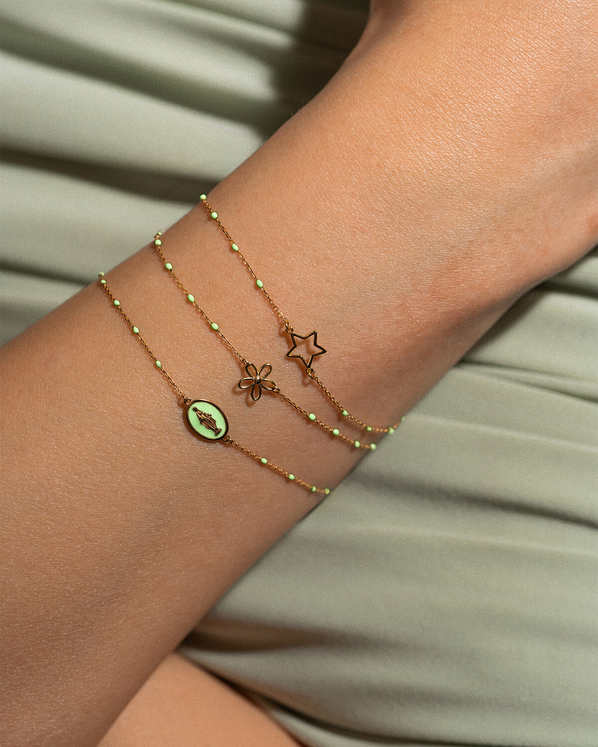 Bracciale fiore traforato e catena semino smaltato - ORO18KT