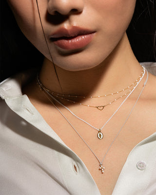 Colgante de cruz de esmalte y diamantes cultivados en laboratorio con tela - ORO 18KT