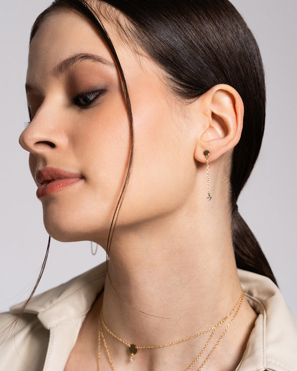 Clip su orecchini - placcato oro orecchino con catene lunghe nere Clip su orecchini - placcato oro orecchino con catene lunghe nere