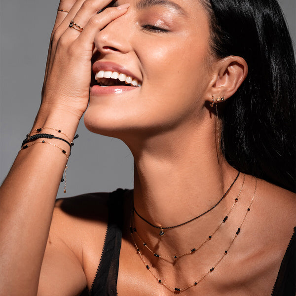 Pulsera de tela negra con letra - ORO18KT