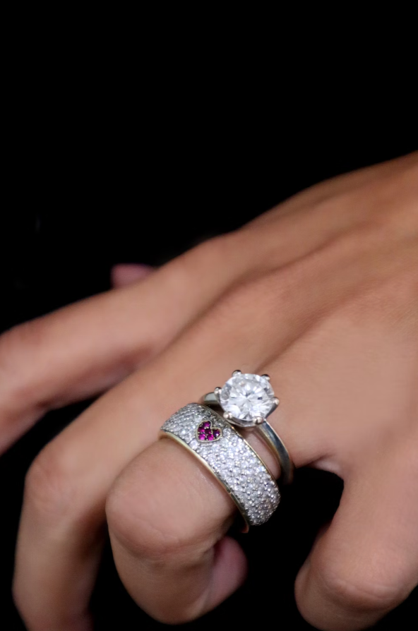 Anillos a juego con el anillo de compromiso.