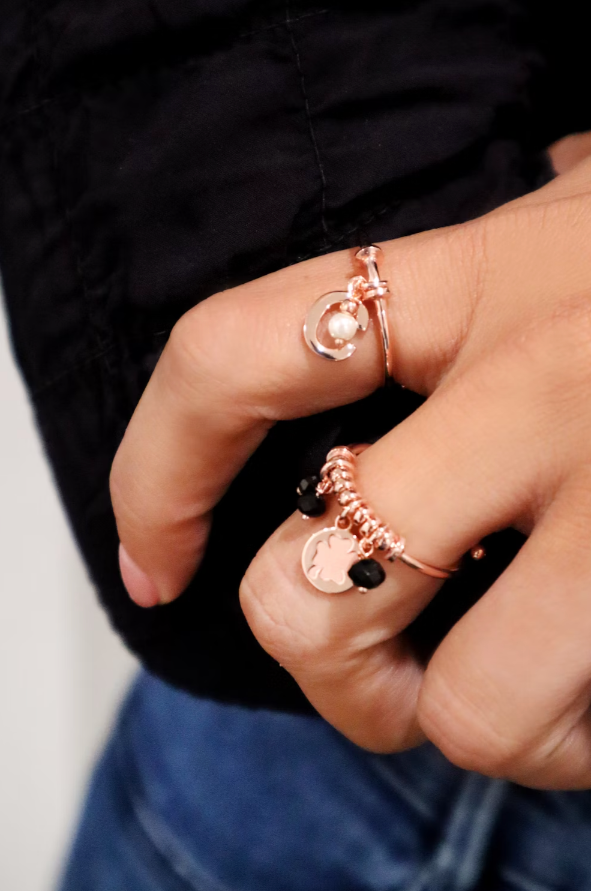 Anillos a juego con el anillo de compromiso.