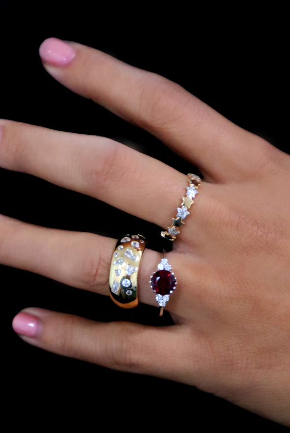 Anillos a juego con el anillo de compromiso.