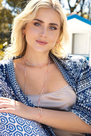 Valentina Ferragni posa con i suoi gioielli esclusivi creati in collab con Rue des Mille