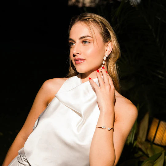 ragazza a forte dei marmi, indossa gioielli  con perle rue des mille prima della cena organizzata