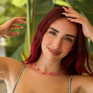 ragazza sulla spiaggia di forte dei marmi con sfondo piante, indossa gioielli rue des mille