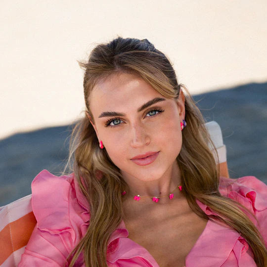 ragazza sulla spiaggia di forte dei marmi sul lettino, indossa gioielli rue des mille