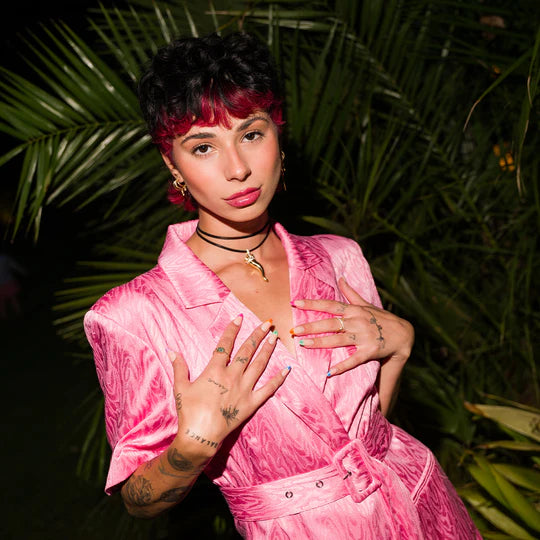 ragazza a forte dei marmi con sfondo piante, indossa gioielli rue des mille prima della cena organizzata