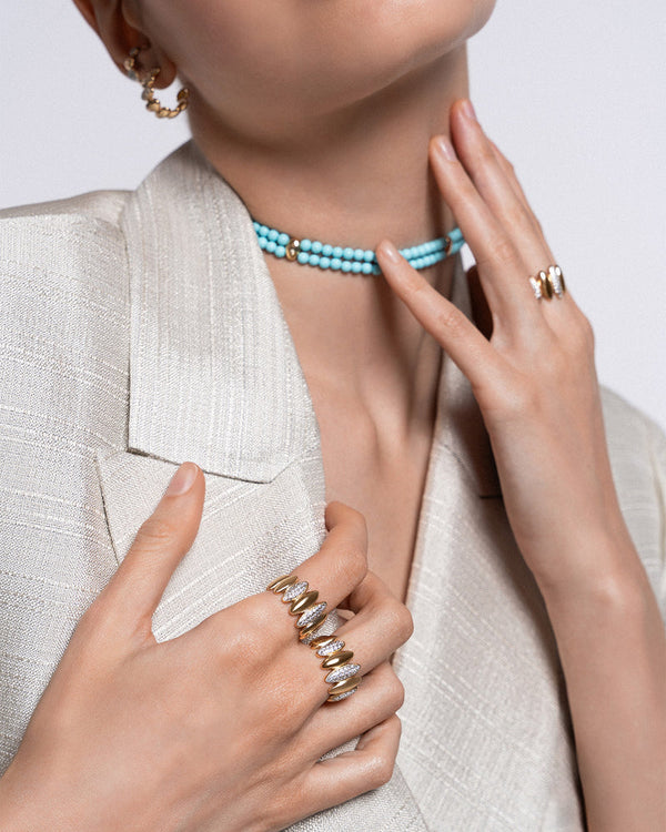 un anello elegante a forma di ellissi per completare il tuo look da abbinare all'anello di fidanzamento