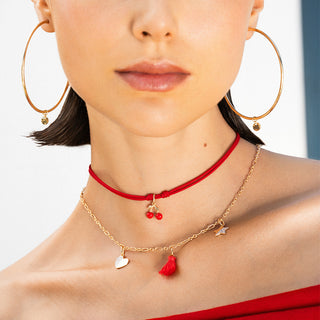 Modella al mare con collane e bracciali Rue des Mille, immagine per blog su canzoni italiane evergreen dell’estate