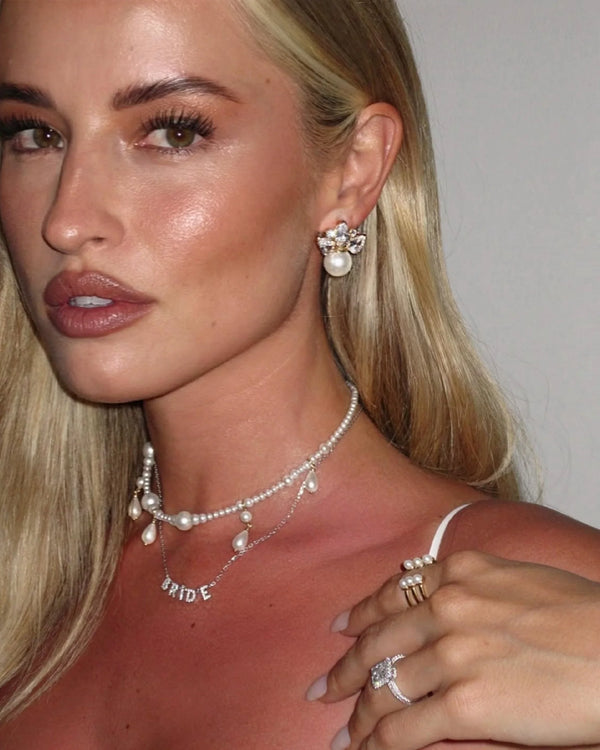 la futura sposa Giovanna Goglino indossa gioiello Bride personalizzato Rue des Mille per il suo addio al nubilato con le amiche