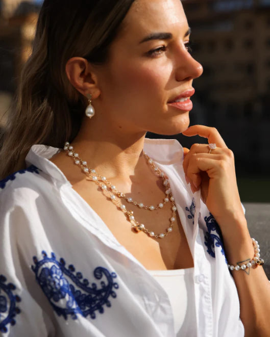 ogni città e ogni gioiello conserva i propri segreti. La modella indossa dei gioielli con perle.