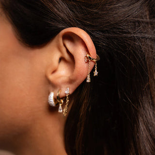 orecchio di una ragazza con piercing disinfettato