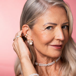 una mamma indossa gioielli regalati a natale